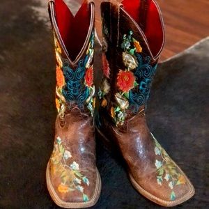 Beautiful full floral embroidered cowgirl boots!